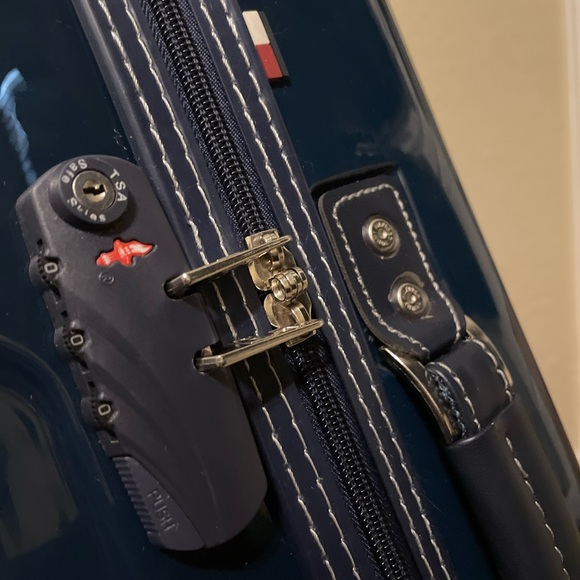 Tommy Hilfiger Lochwood 21" Hardside Carry-On Luggage Suitcase in Navy Blue - Picture 10 of 15